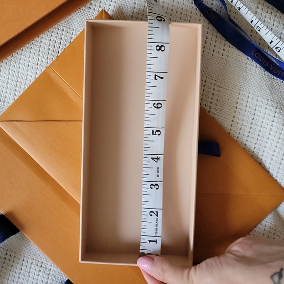 Louis Vuitton Box with ribbon and matching shopping bag - Picture 4 of 7